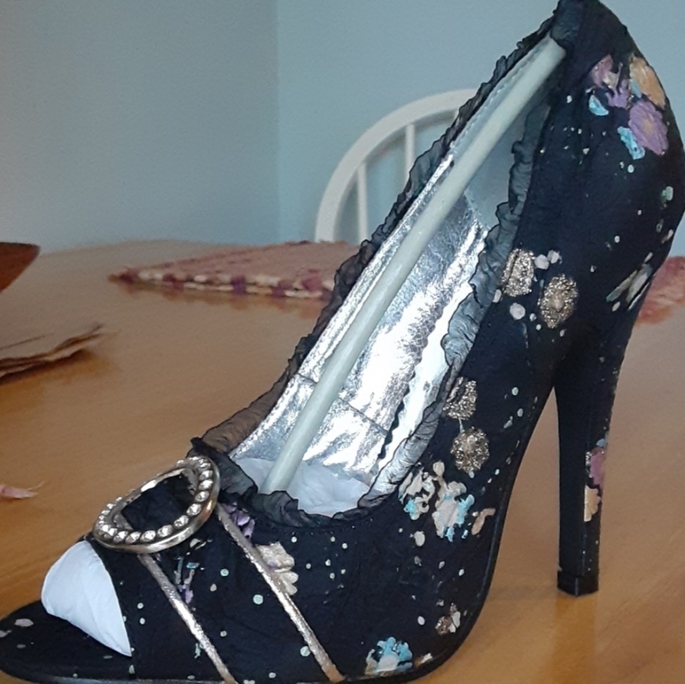 Beautiful Black Lace Pumps